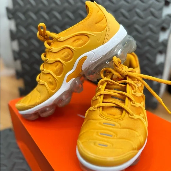 Nike Women’s Vibrant Yellow Air Vapormax Pro Shoes - Picture 7 of 10